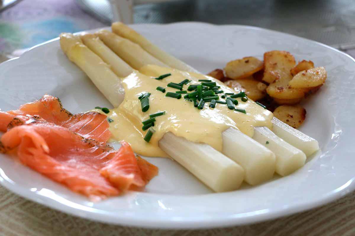 Receta: Espárragos blancos hervidos con mayonesa | Gastrobar Moka